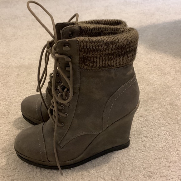 Gray lace up ankle booties - Picture 4 of 7